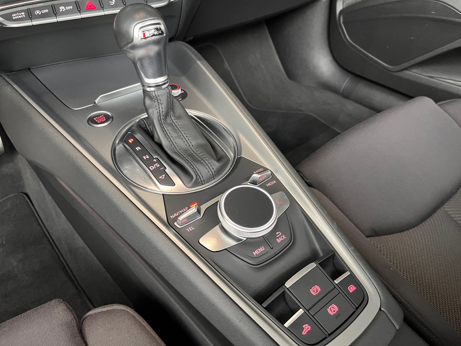 Fahrzeugabbildung Audi TT Roadster  45 TFSI quattro S line S tronic LED