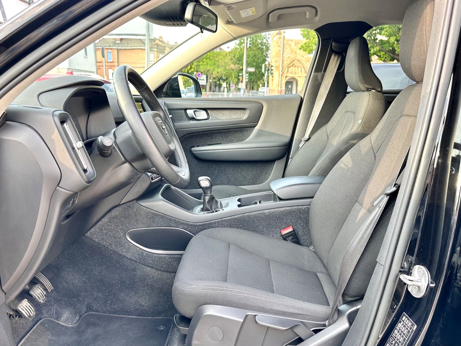 Fahrzeugabbildung Volvo XC40 MOMENTUM CORE 2WD*LED+1.HAND*