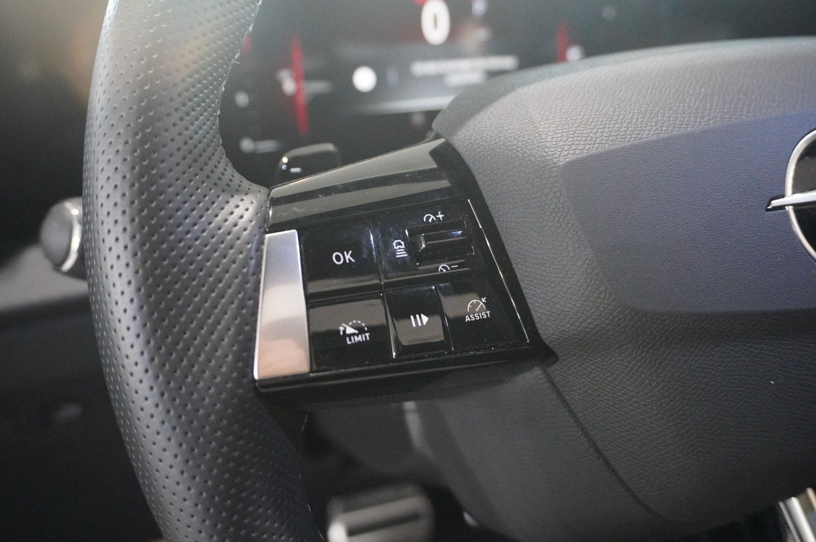 Fahrzeugabbildung Opel Astra L ST 1.2T ULTIMATE NAVI/LED/360°/HUD/AHK