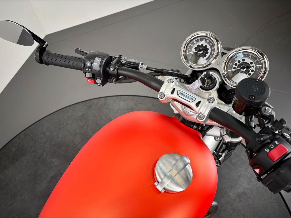 Fahrzeugabbildung Triumph SPEED TWIN 1200 *ZUBEHÖR *1. HAND *BAJA ORANGE