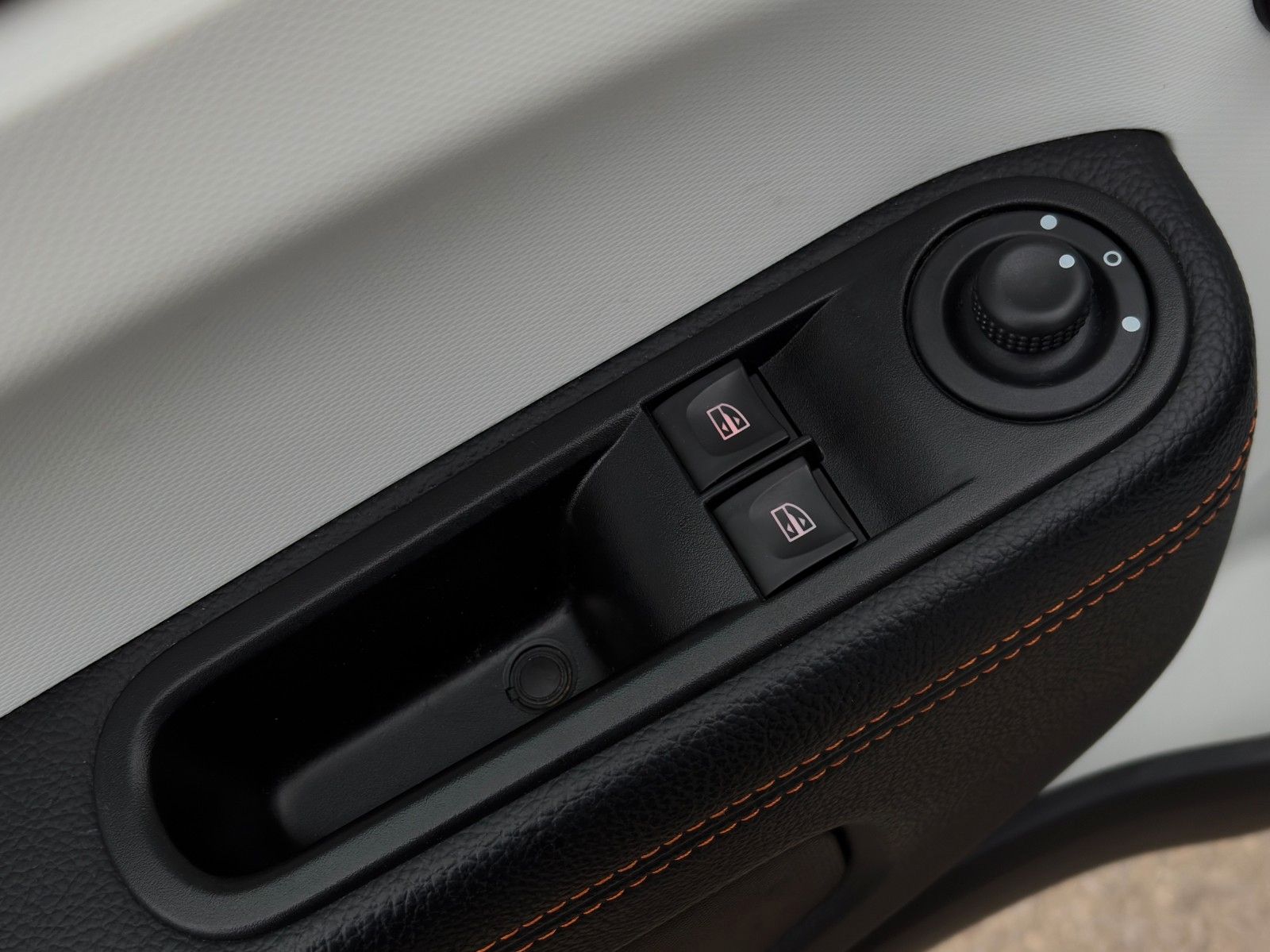 Fahrzeugabbildung Renault Twingo Vibes E Temp SHZ PDC R-Kam CarPlay Quarz