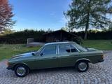 Mercedes-Benz 300D W123 rostfrei Schalter 3.Hand! - Mercedes-Benz 300 300d mit Diesel-Antrieb