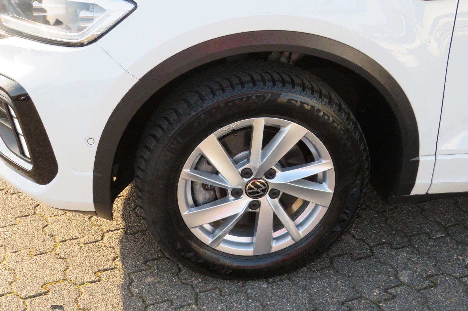 Fahrzeugabbildung Volkswagen T-Roc R-LINE AHK DCC ACC NAVI KAMERA 8-FACH 1.H