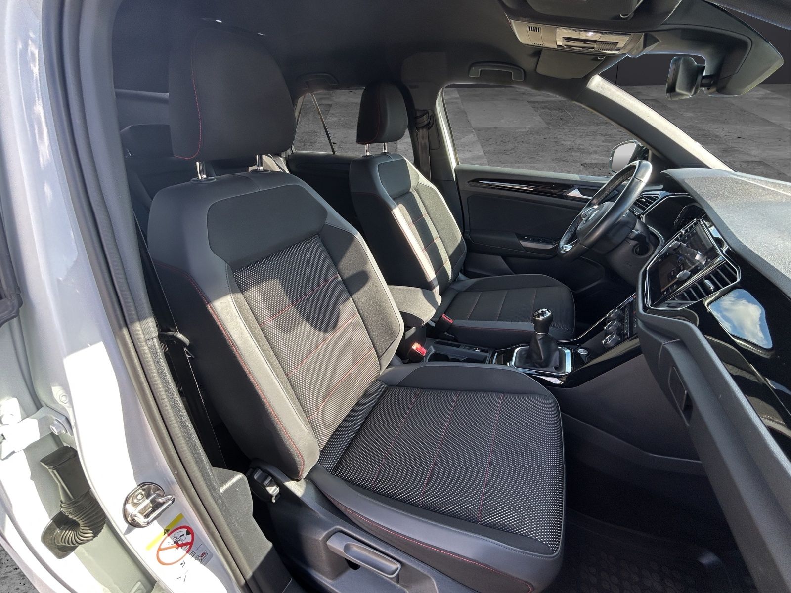Fahrzeugabbildung Volkswagen T-Roc TSI Sport LED AHK Navi AID ACC RFK SH 18"