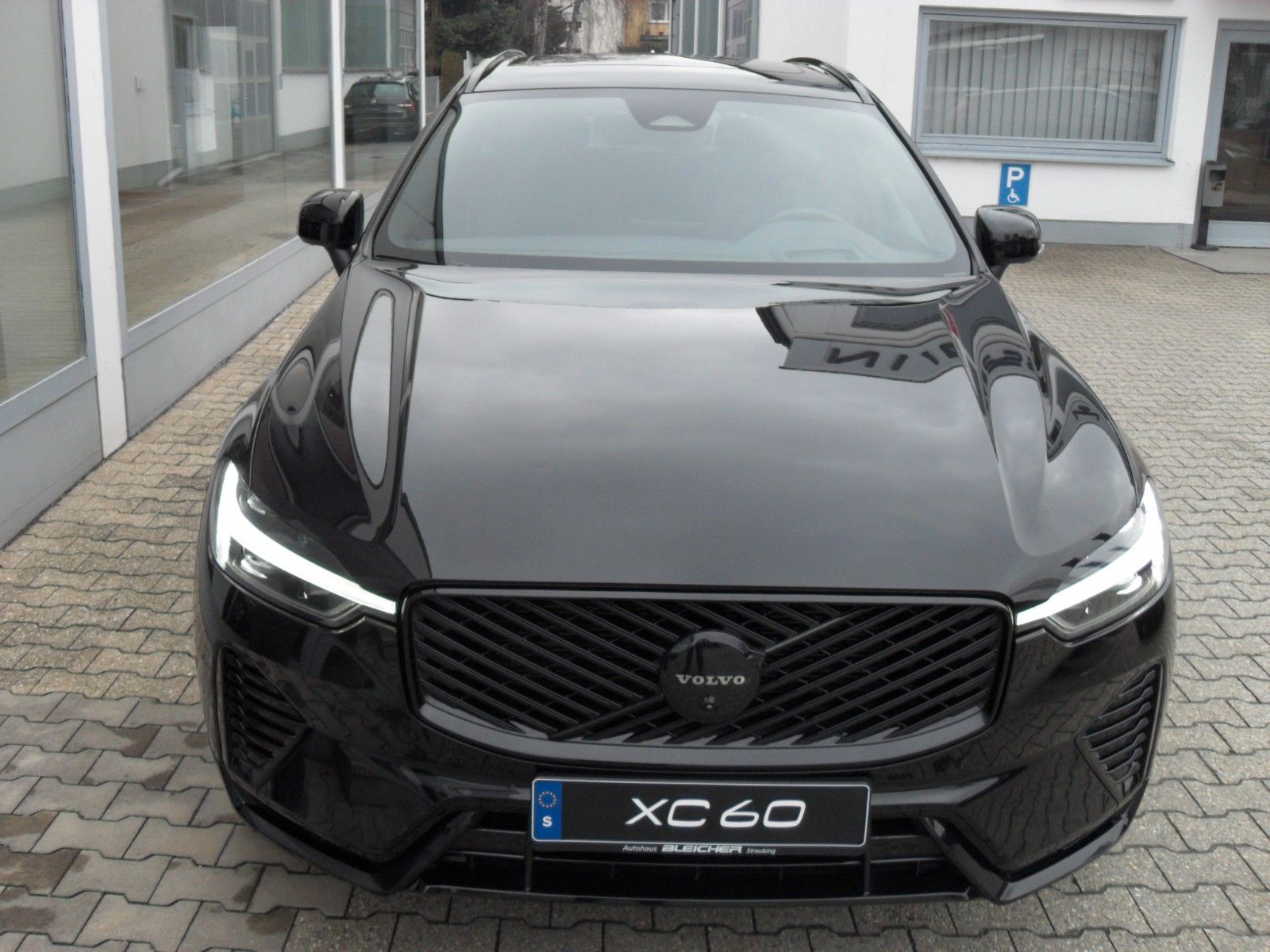Fahrzeugabbildung Volvo XC 60 B5 Plus Black Edition AWD