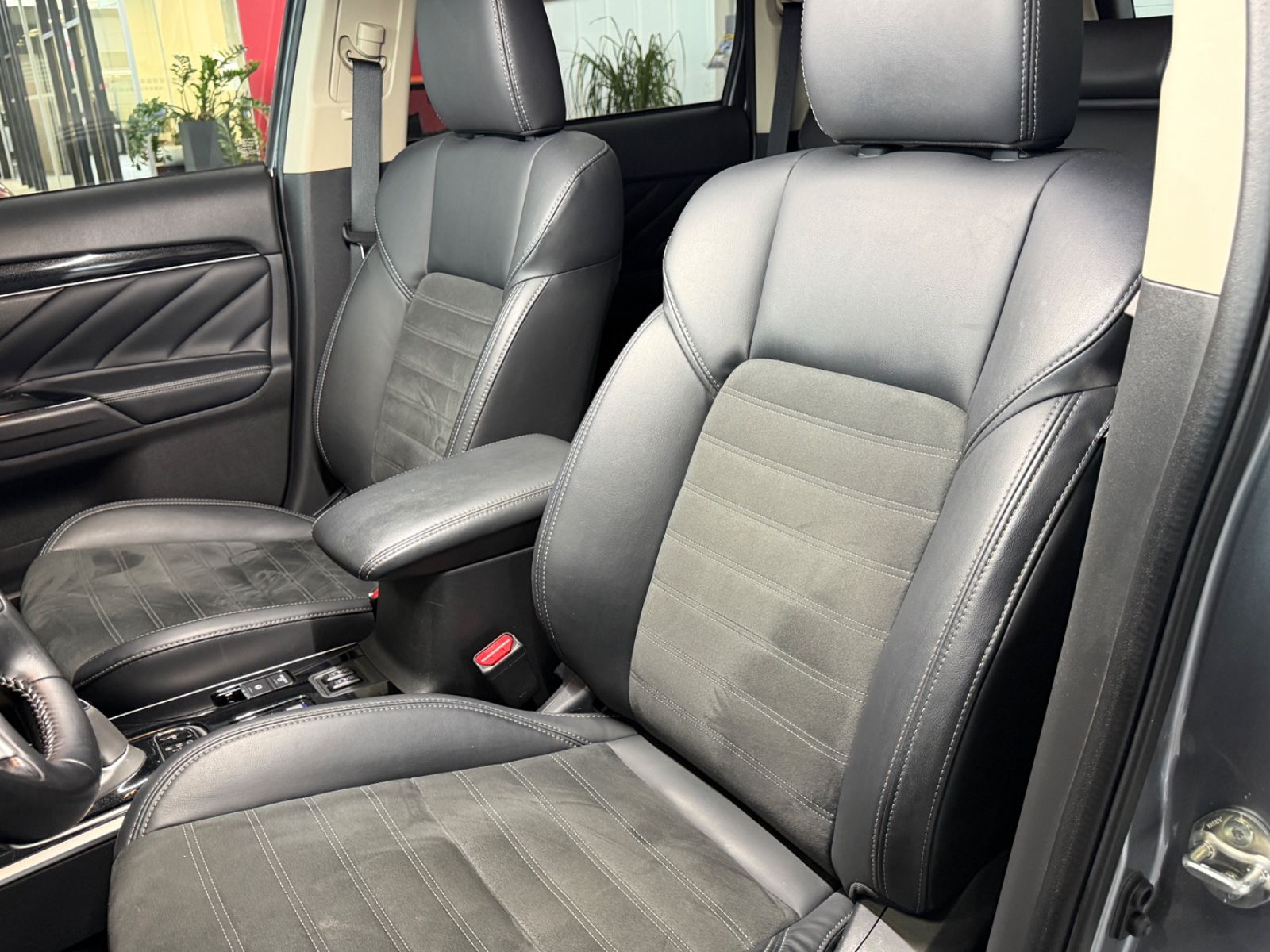 Fahrzeugabbildung Mitsubishi 2.4 Plug-in Hybrid Outlander Diamant Spirit AHK