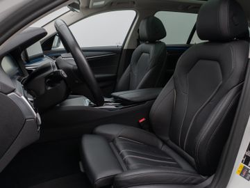 Fahrzeugabbildung BMW 530e Tour Luxury Line HiFi Pano AHK Kamera DAB