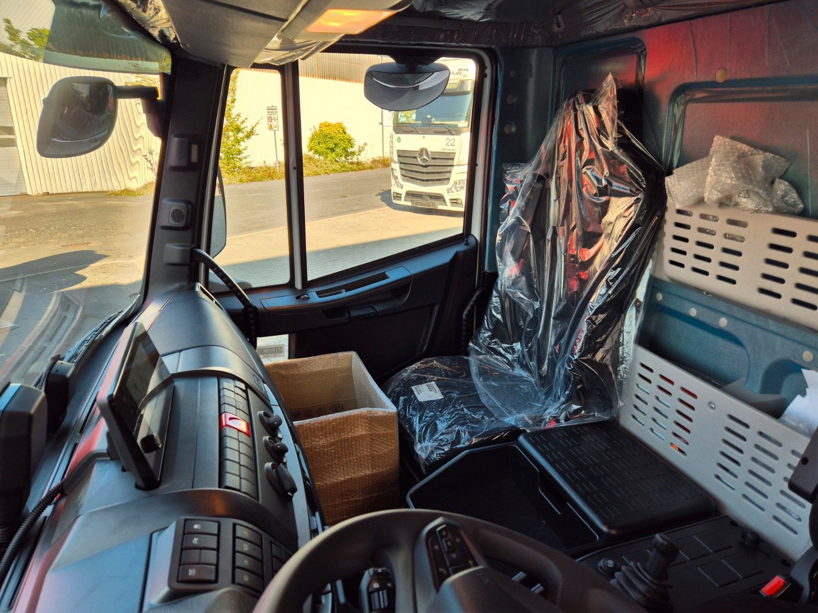 Fahrzeugabbildung Iveco Eurocargo ML160E28/P Carrier Supra 1250 LBW Tür