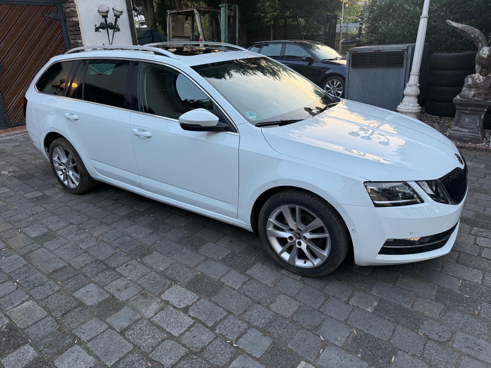 Skoda Octavia Combi 1Hd Nav Xen Panorama Leder TOP