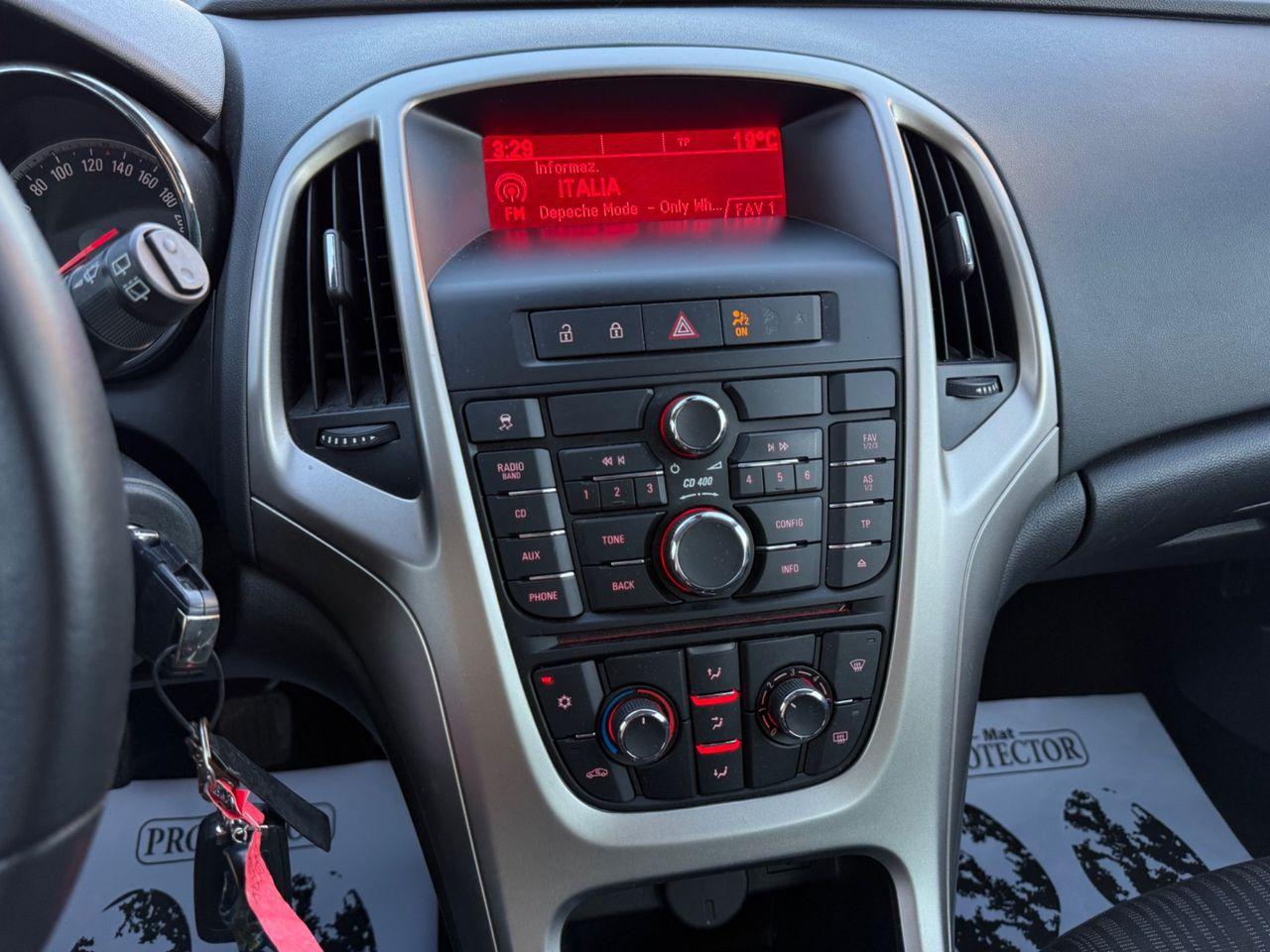 Opel Astra 2011 — photo 14