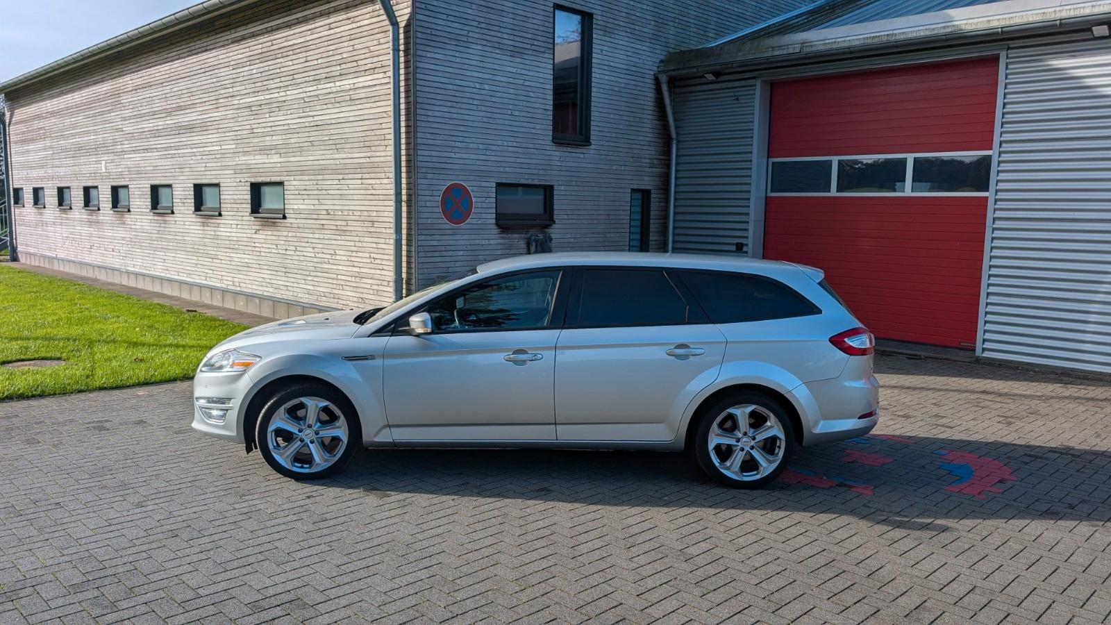 Ford Mondeo 2011 — rear view
