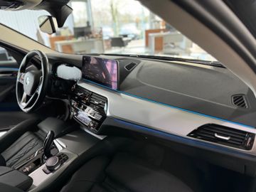 Fahrzeugabbildung BMW 530e xDr Tuor AHK Pano ACC HUD D/K Laserlicht