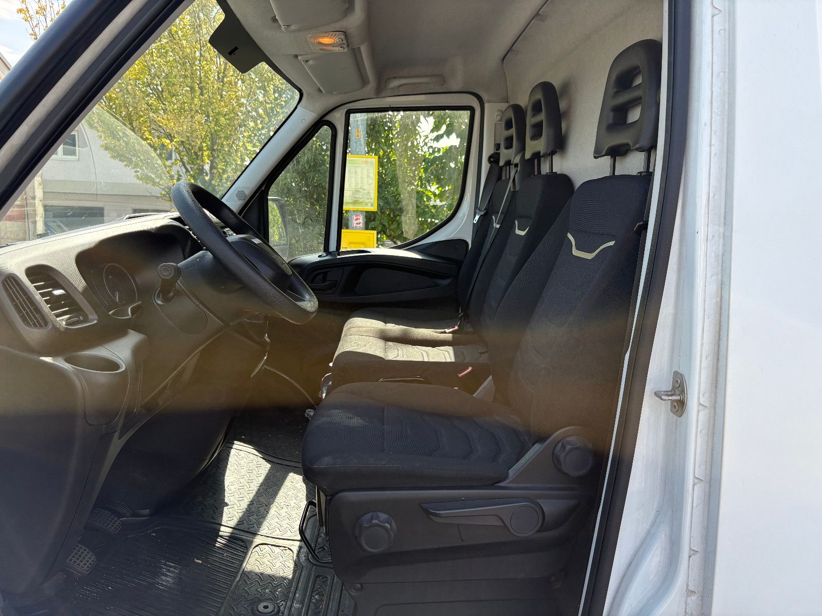 Fahrzeugabbildung Iveco Daily Kasten HKa 35 C ... V Radstand 4100/3-SITZ