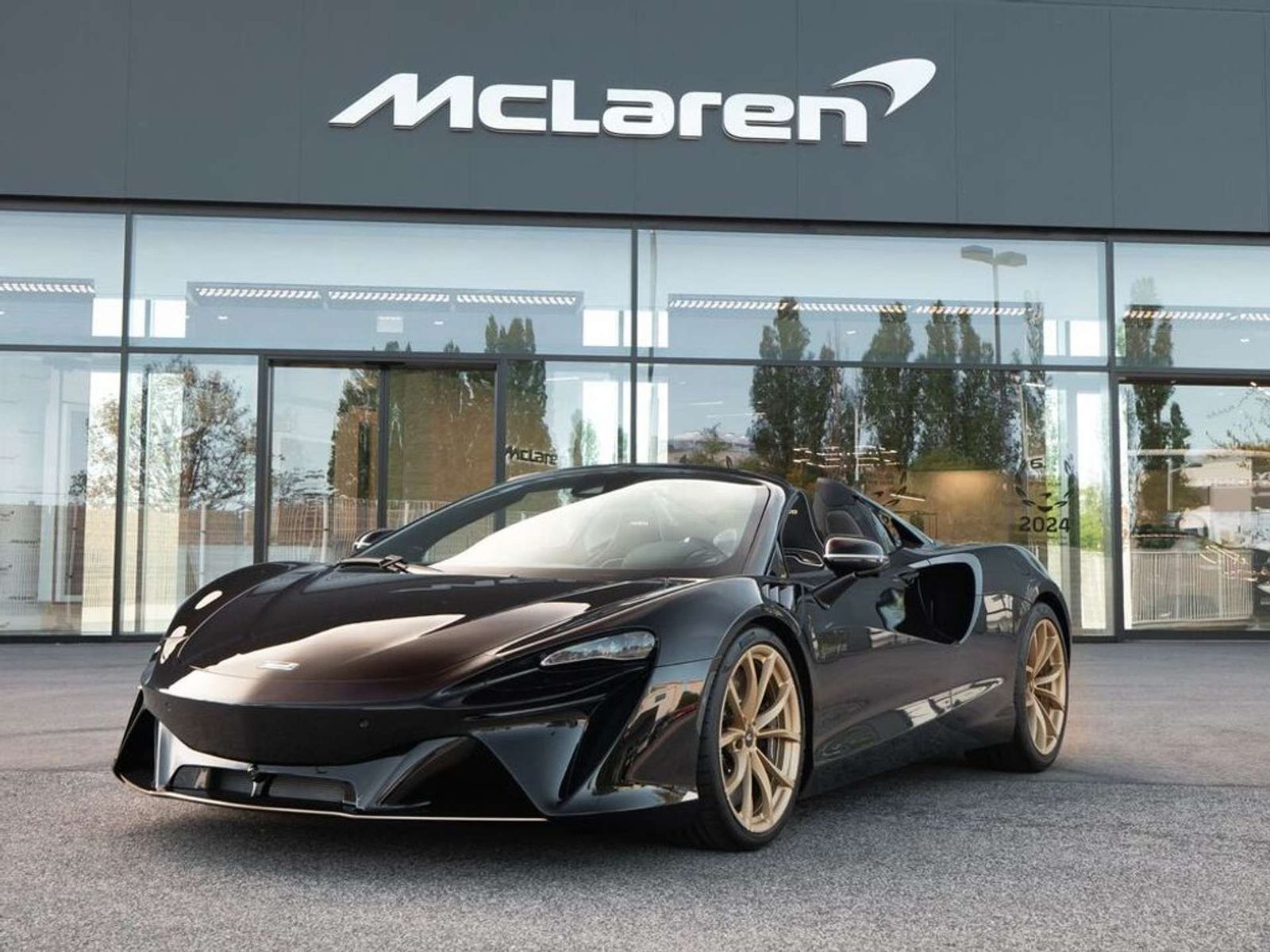 McLaren Artura Spider / 1.99% Leasingaktion / B&W / Lift imagem 3