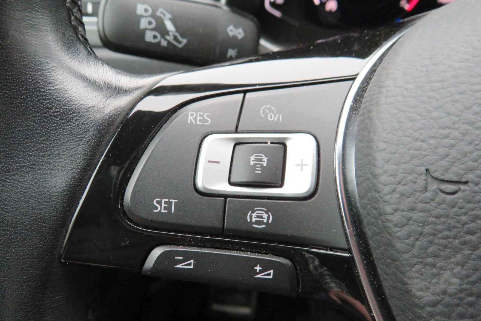 Fahrzeugabbildung Volkswagen T-Roc Sport R-LINE PANO 18`LED NAVI APP 1.HD