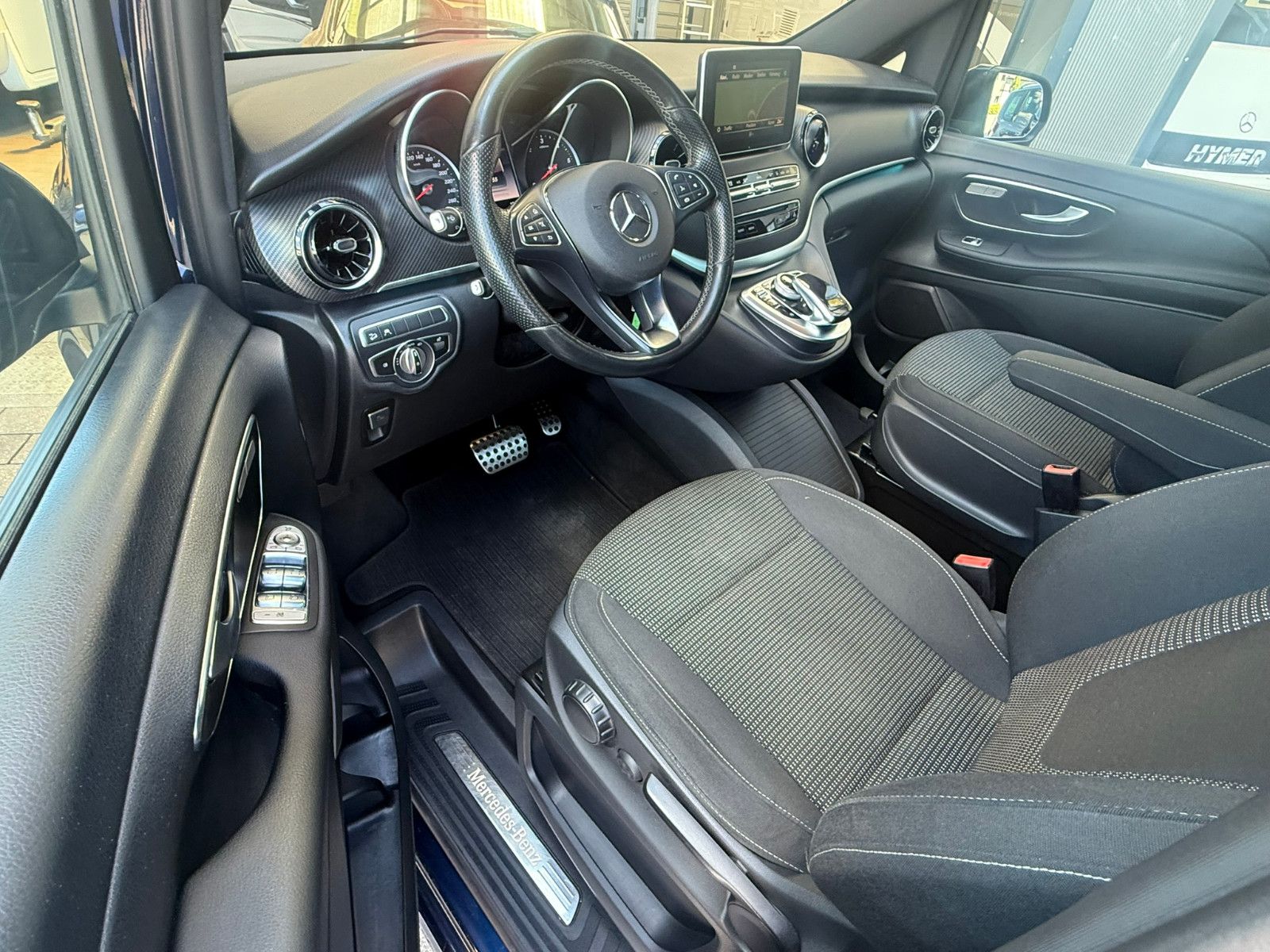 Fahrzeugabbildung Mercedes-Benz V 300d EDITION 4MATIC lang PANO AMG AHK 7-Sitzer