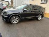 Volkswagen Tiguan Allspace 2.0 TDI Rline/pano/stdhz:Anhänge - VW Tiguan Allspace Gebrauchtwagen in Stuttgart