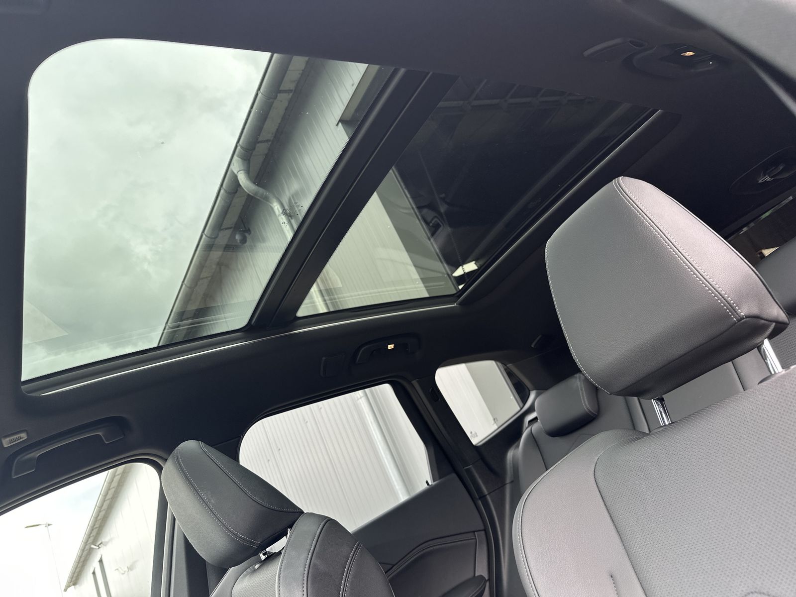 Fahrzeugabbildung BMW iX1 xDrive30 M-Sport NAV+LED+ACC+KAMERA+PANO+SHZ