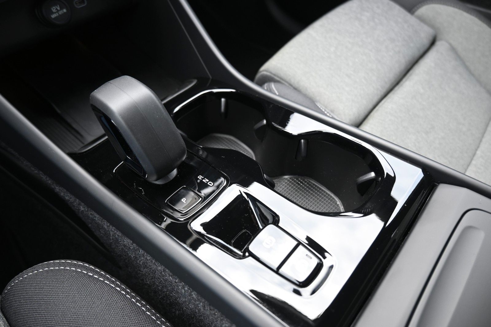 Fahrzeugabbildung Volvo XC40 B3 DKG Plus Dark*STDHZG*360°*H&K*ACC