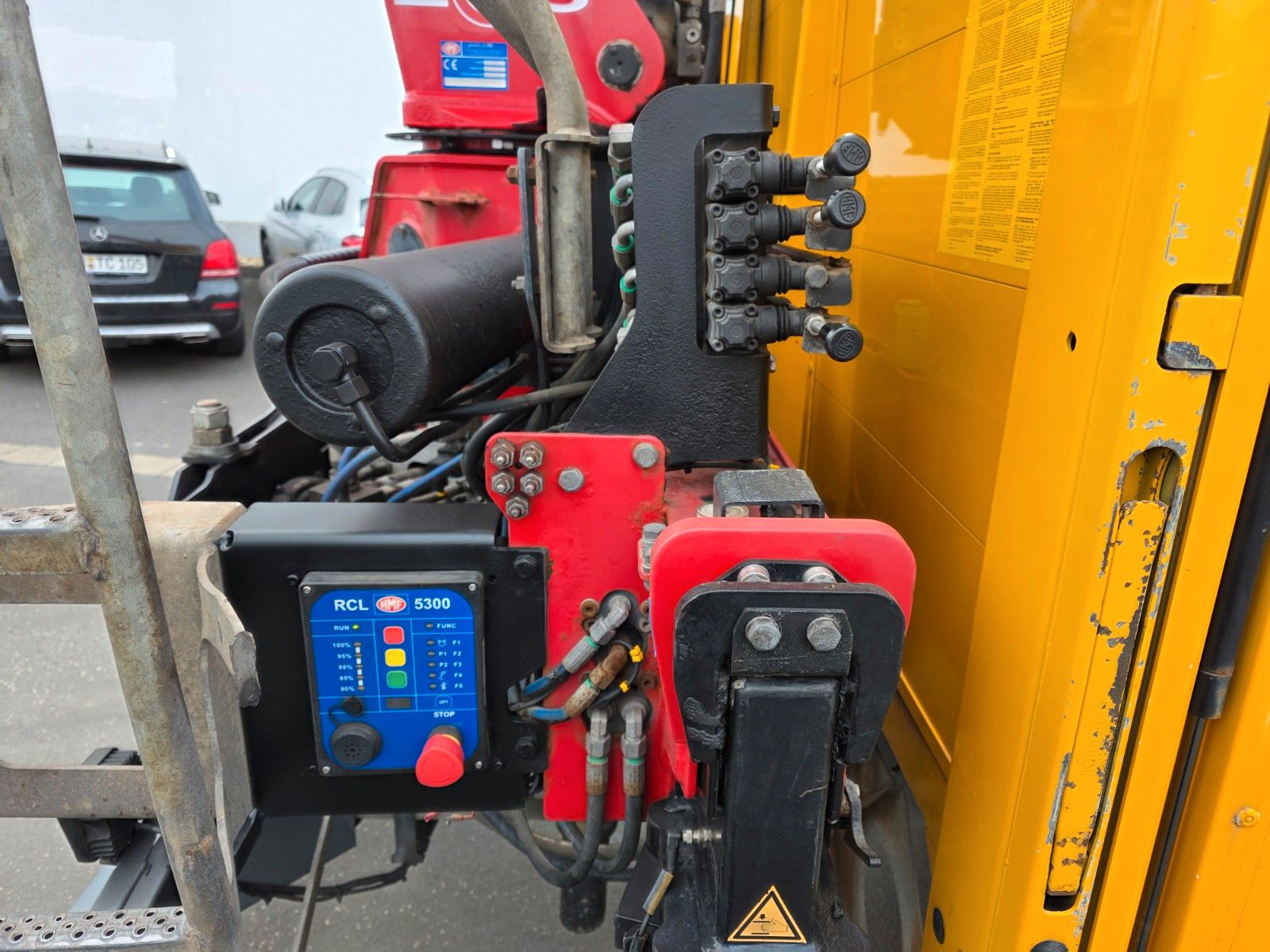Fahrzeugabbildung Mercedes-Benz Arocs 2545 L 6x2 HMF 2110L Zange Retarder