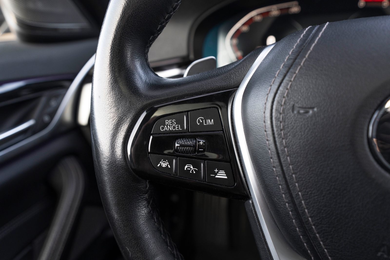 Fahrzeugabbildung BMW 520d xDrive SPORT SHADOW ACC LED H&K 360° TOTW