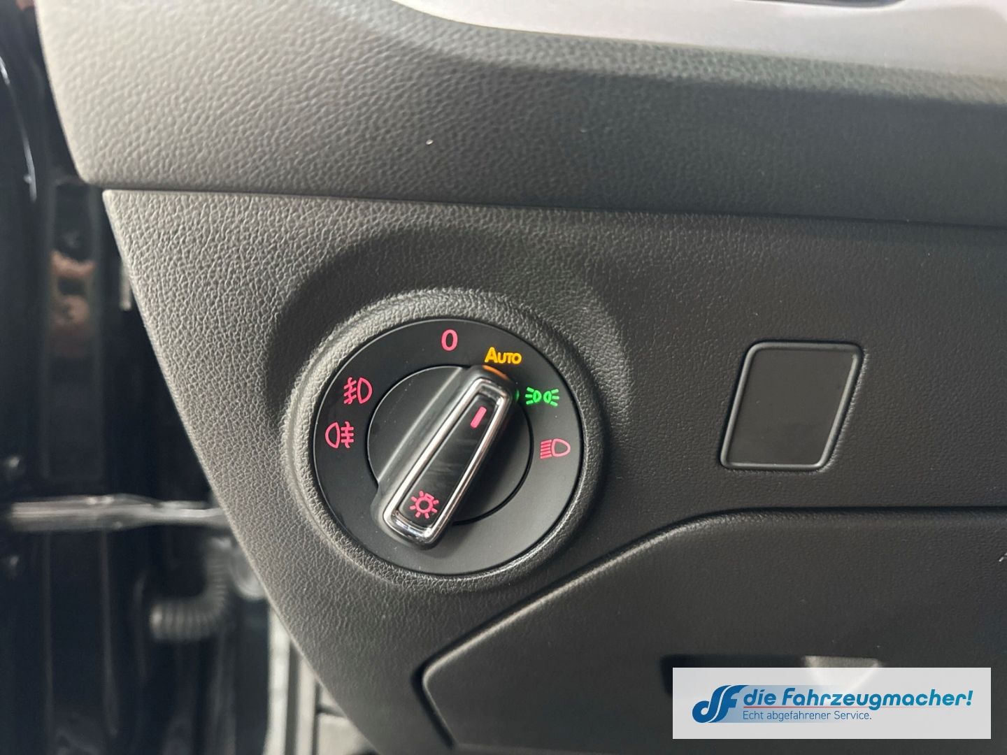 Fahrzeugabbildung SEAT Leon Ecomotive Style Navi LED Sperrdiff. Mehrzon