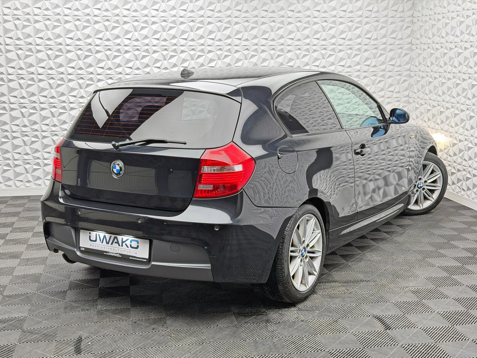 Fahrzeugabbildung BMW 118i M-PAKET/PDC/PANO/KLIMA/SCHECKHEFT/XENON/TFL