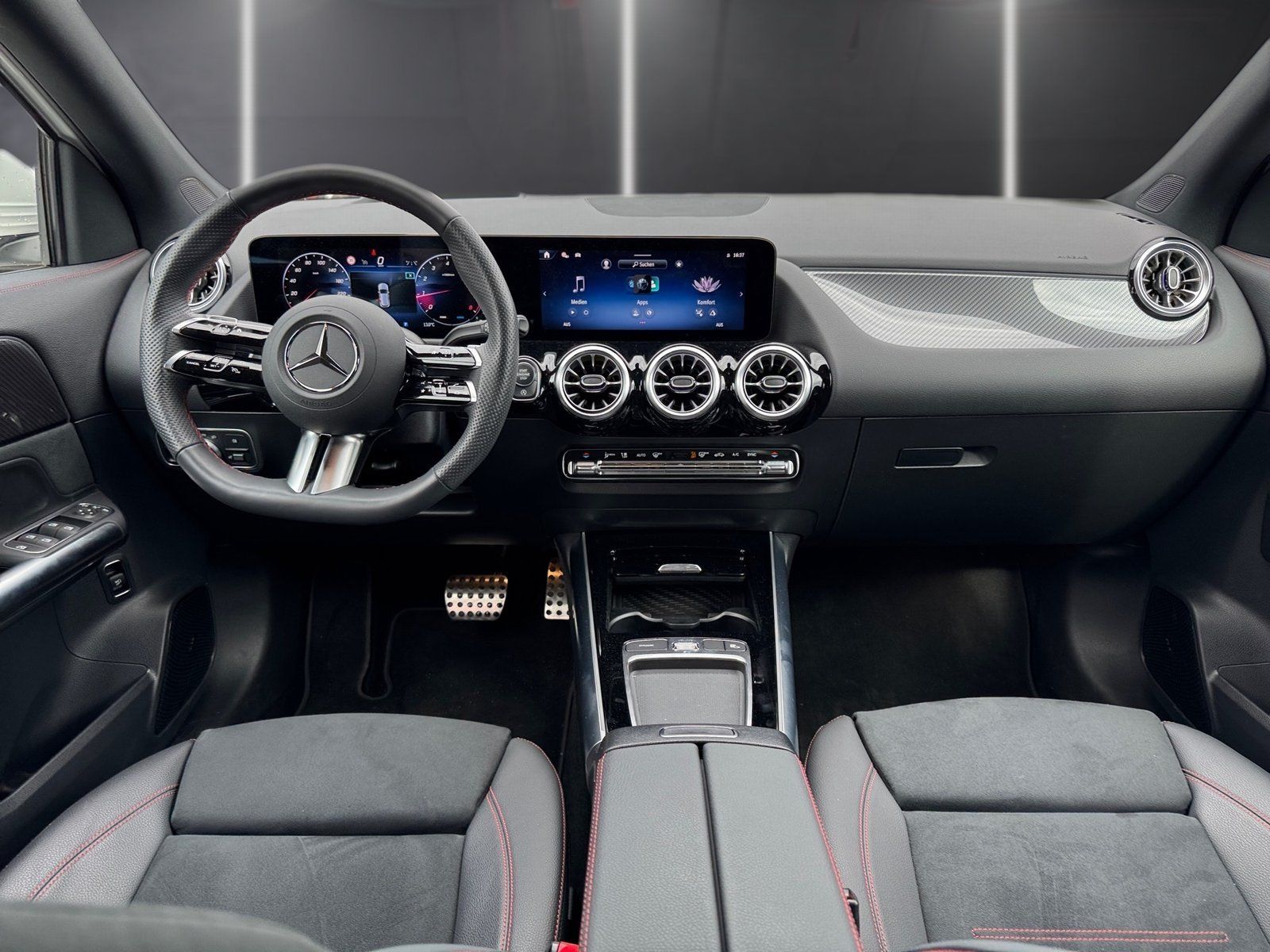 Fahrzeugabbildung Mercedes-Benz GLA 200 AMG Prem Plus*Pano*HUD*Multibeam*Totwink