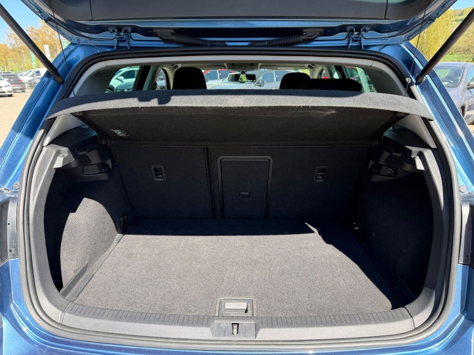 Fahrzeugabbildung Volkswagen Golf VII Lim. Comfortline|Navi|Shz|PDC|2.Hand
