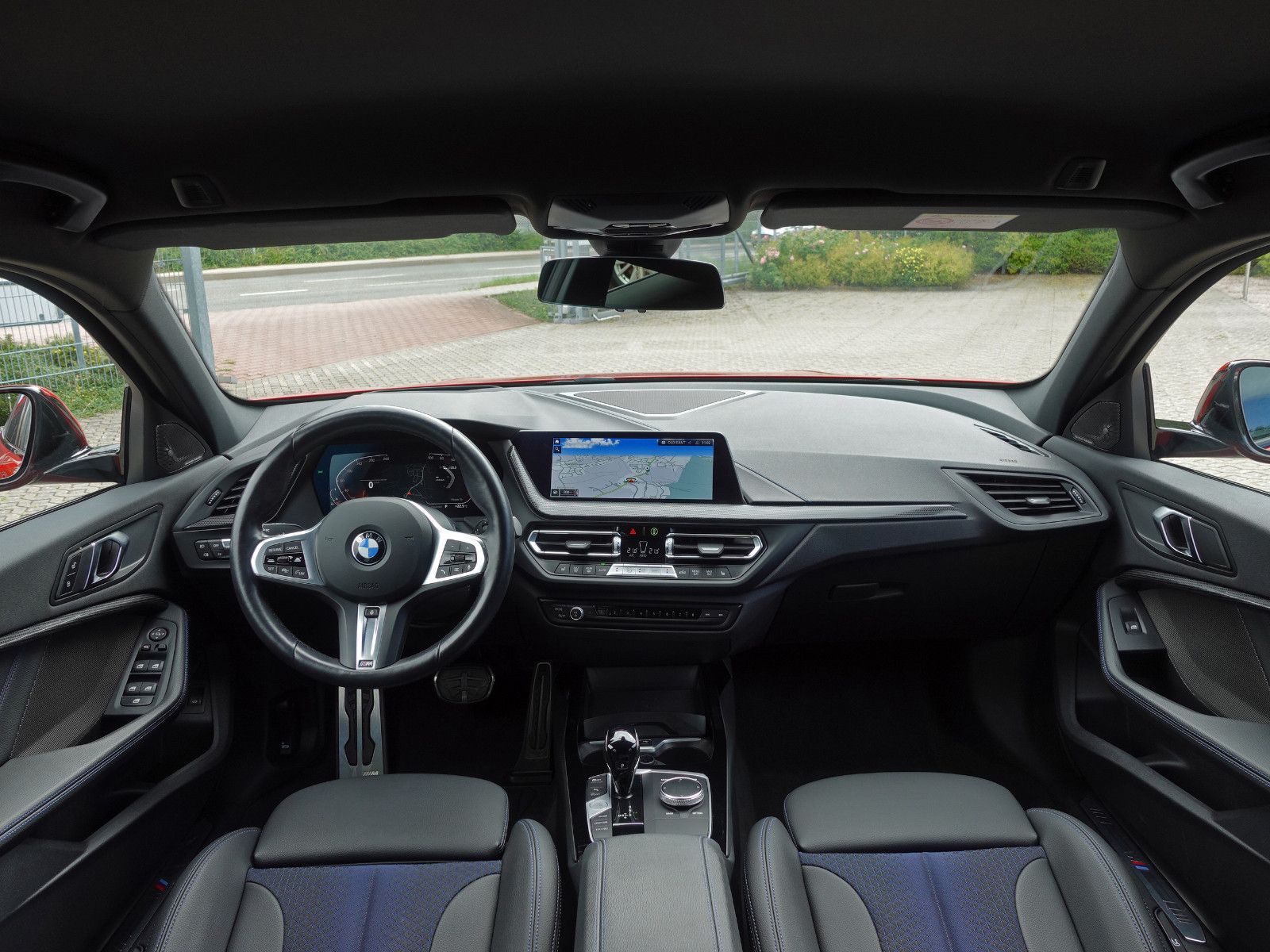 Fahrzeugabbildung BMW 118i Aut. M Sport M Shadow HUD harman/kardon 19"