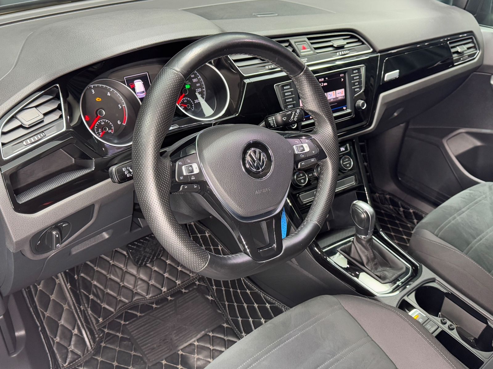 Fahrzeugabbildung Volkswagen Touran Highline|DSG|NAVI|7-SITZER|R-LINE|