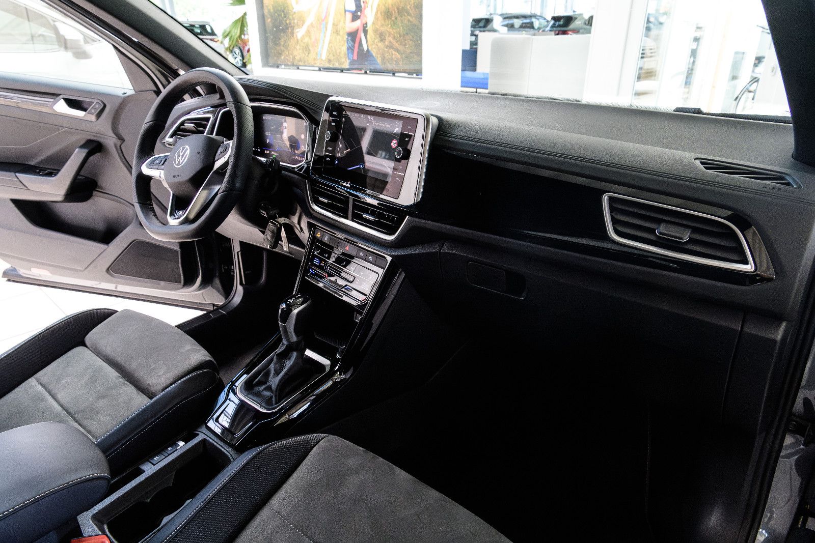 Fahrzeugabbildung Volkswagen T-Roc R-Line 1.5 TSI DSG LED+AHK+KAMERA+ACC+SHZ