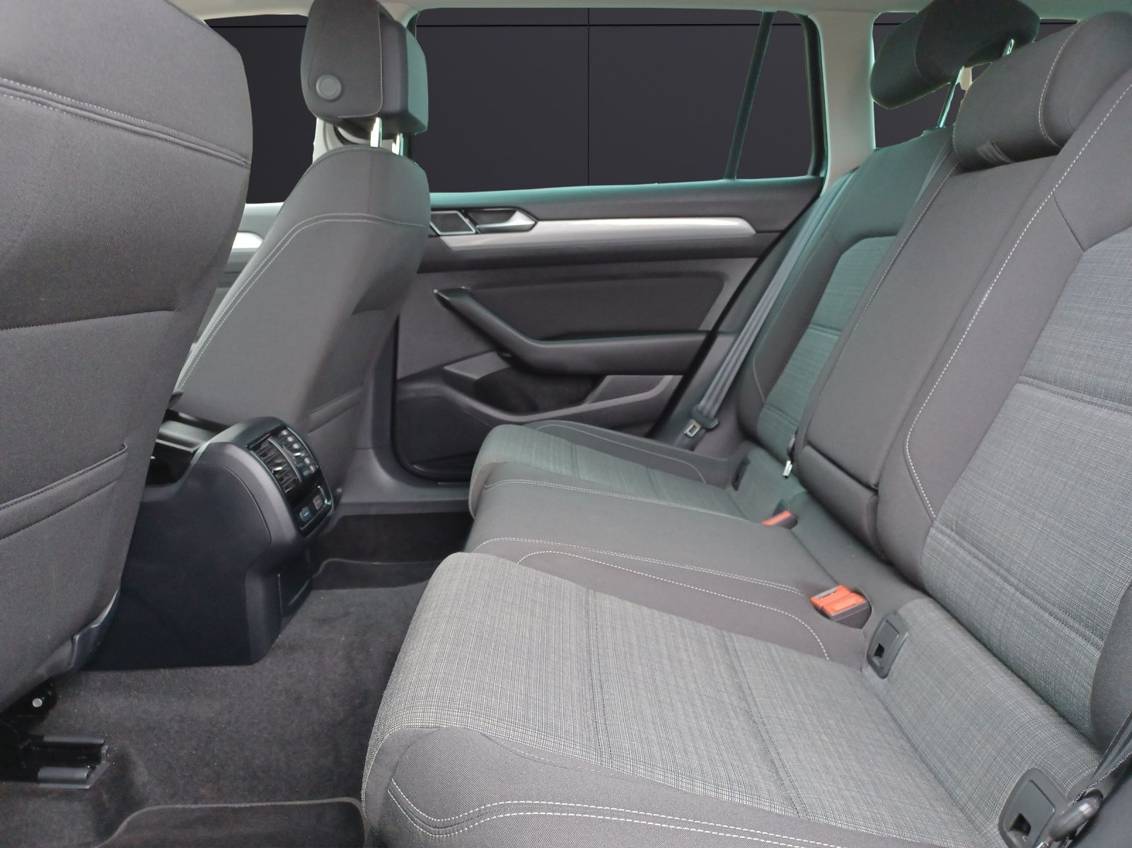 Fahrzeugabbildung Volkswagen Passat Variant TDI Business Matrix Navi ACC RFK