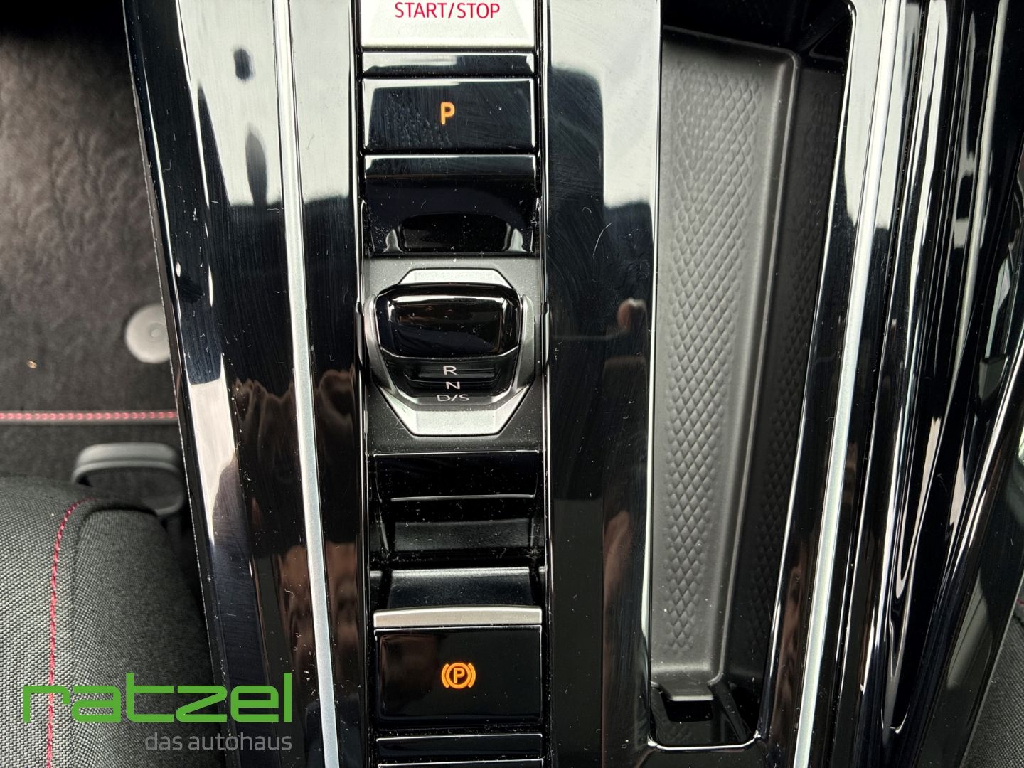 Fahrzeugabbildung Volkswagen Golf GTI 2.0 TSI DSG HUD El. Panodach Navi Kamer