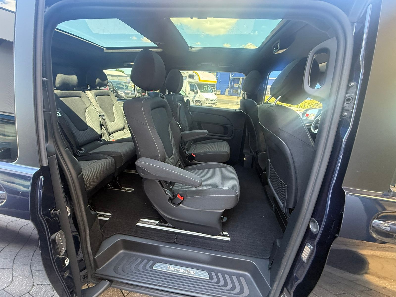 Fahrzeugabbildung Mercedes-Benz V 300 d EDITION 4MATIC lang AMG Line