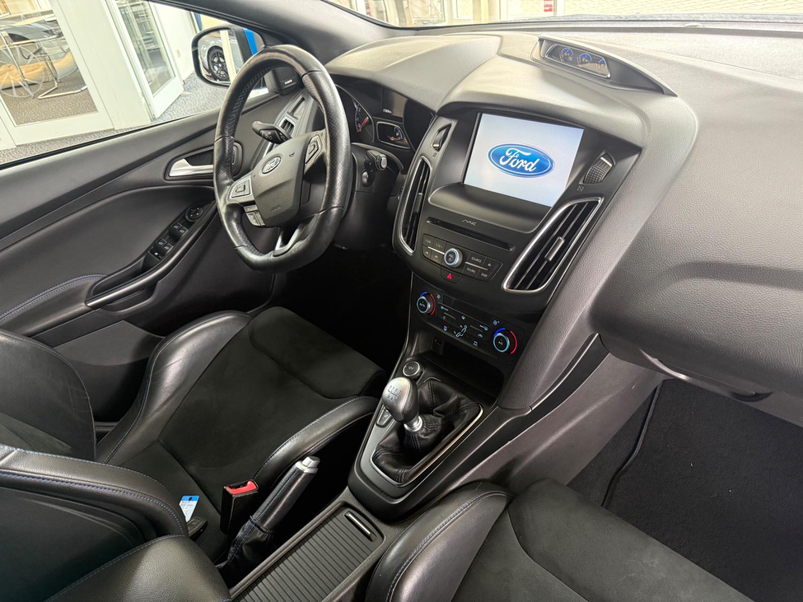 Ford Focus RS 2.3 EcoBoost 350 ch • 4x4 • Recaro • Toit ouvrant • Brembo - Sony Premium