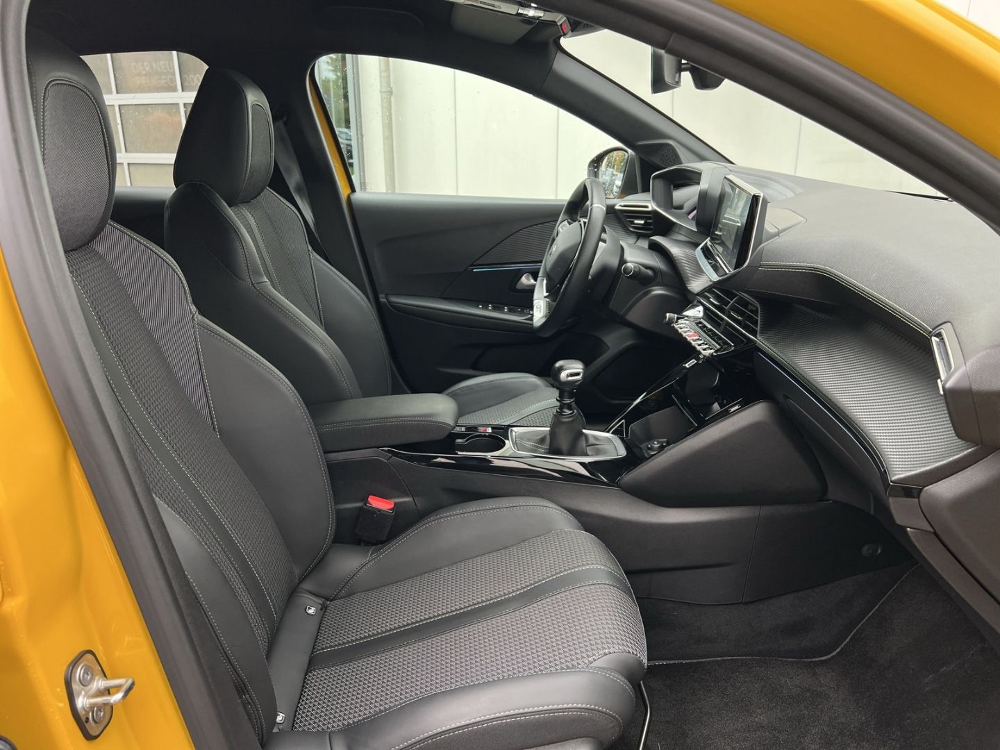 Fahrzeugabbildung Peugeot 208 GT 1.2 PureTech 100 Navi SHZ CarPlay