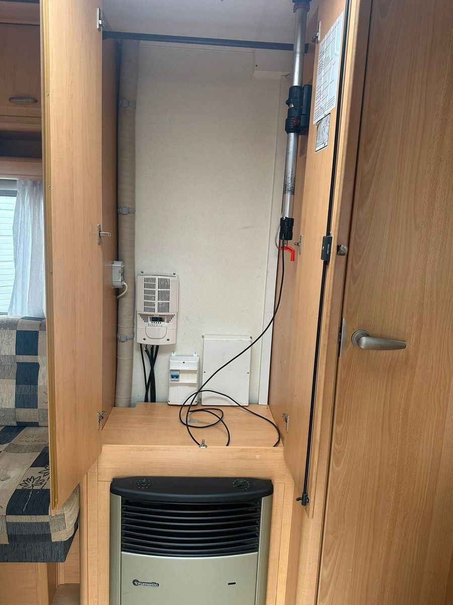 Fahrzeugabbildung Hobby De Luxe 495 UL Fahrradträger,Mover,Einzelbetten