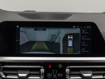 Fahrzeugabbildung BMW 320d xD SportLine HUD DAB 360°Stop&Go Alarm AHK