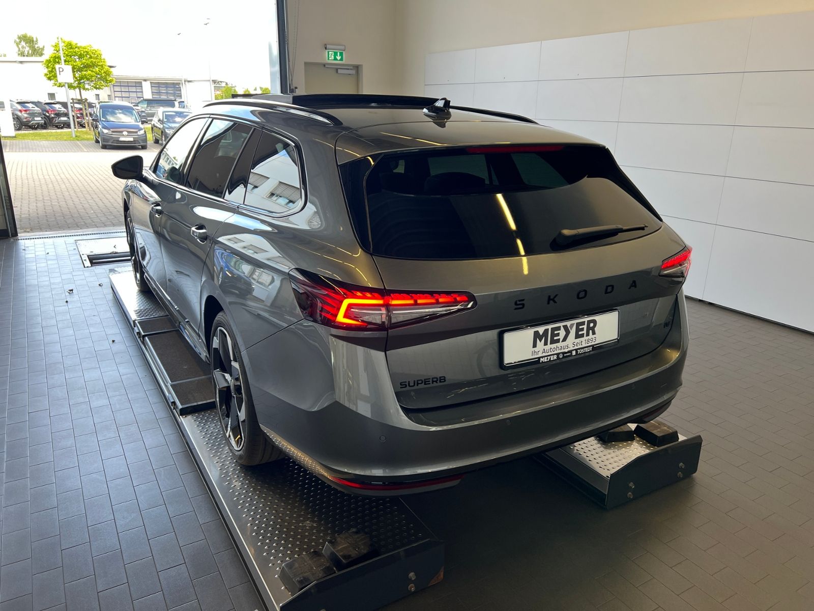 Fahrzeugabbildung SKODA Superb Combi  Sportline 1.5 TSI IV DSG *AHK,Navi