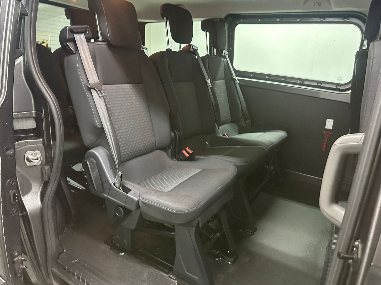 Fahrzeugabbildung Ford Transit Custom 320 L1H1*TREND*8-SITZE*NAVI*SPURH