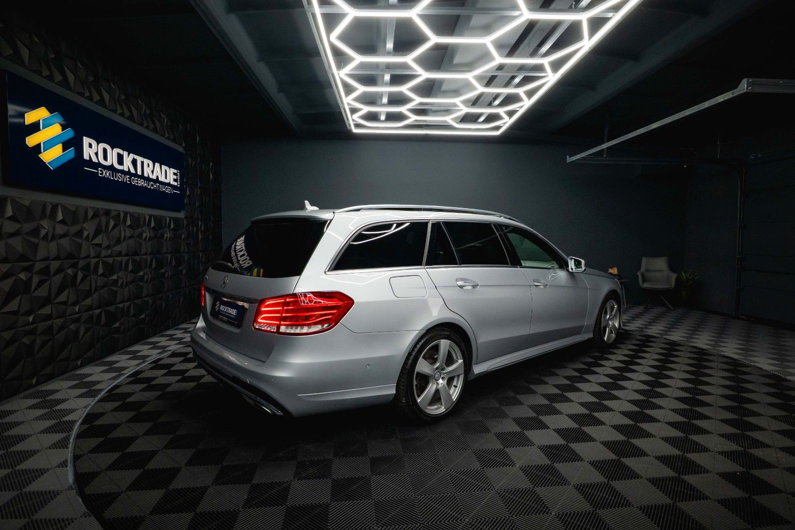 Fahrzeugabbildung Mercedes-Benz E 500 V8 CGI AMG Sport *Airmatic*Pano*ACC*H&K*