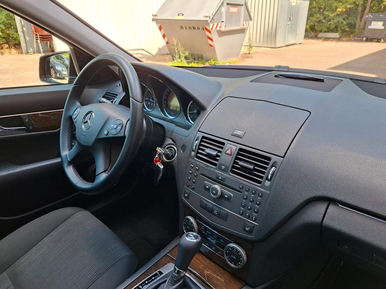 Mercedes-Benz C180 2009 — photo 26