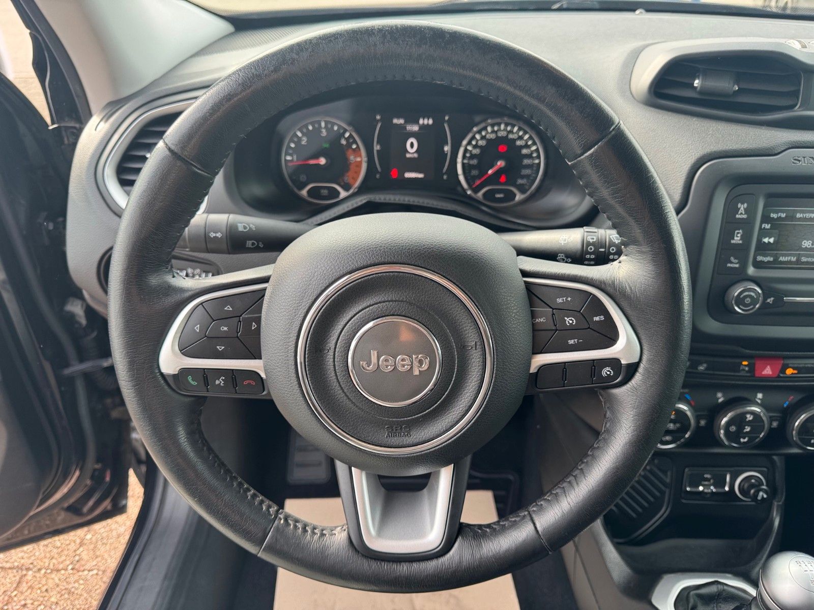 Fahrzeugabbildung Jeep Renegade Night Eagle Diesel FWD 2-Zonen Klima