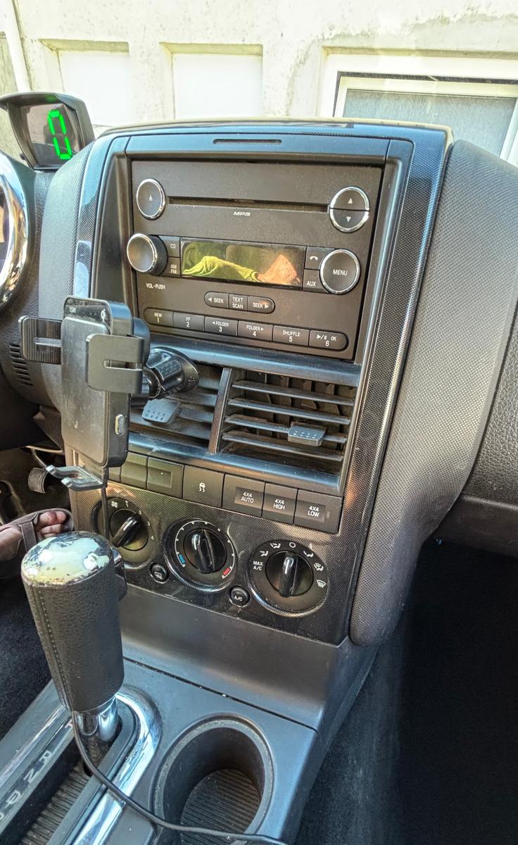 Ford Explorer 2010 — photo 6
