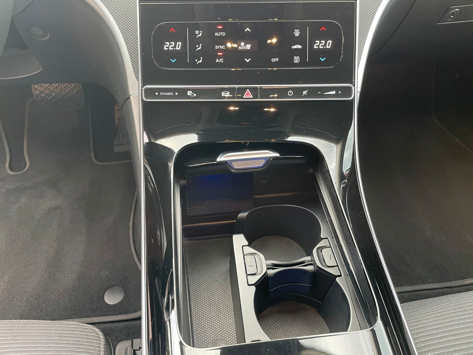 Fahrzeugabbildung Mercedes-Benz C 220 d AVANTGARDE AHK+HUD+DISTR+R-Kamera+Carpla