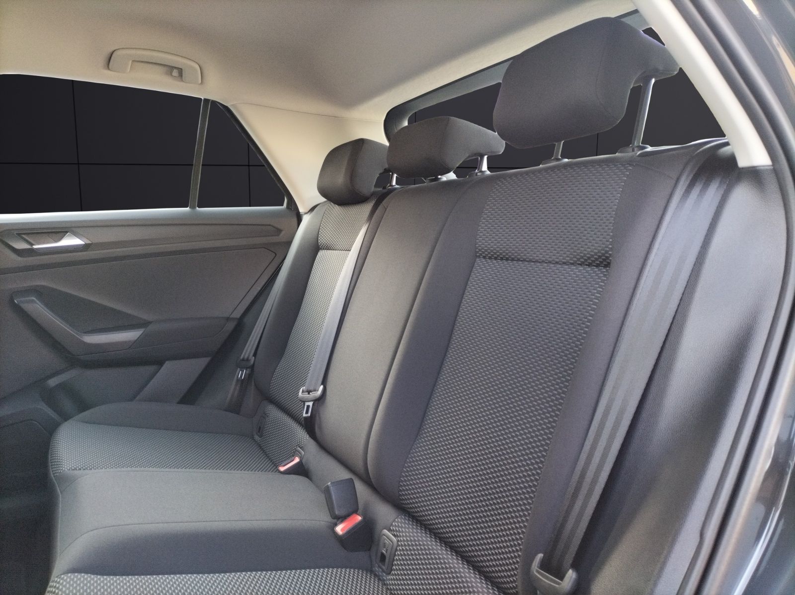 Fahrzeugabbildung Volkswagen T-Roc TSI AHK SHZ Klima WeConnect DAB+