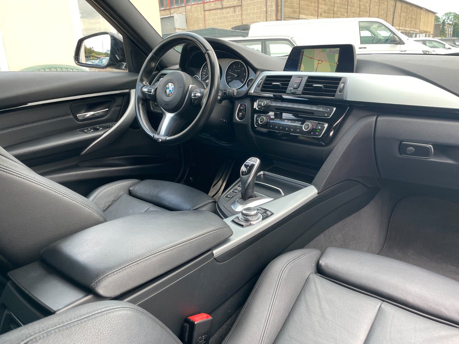 Fahrzeugabbildung BMW 320d xDrive Sport-Aut. M SPORTPAKET Navi LED AHK