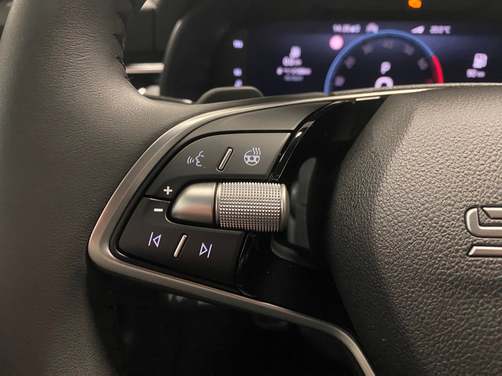 Fahrzeugabbildung SKODA Kamiq 1.0 TSI 85kW DSG Selection ACC+elek.Heck