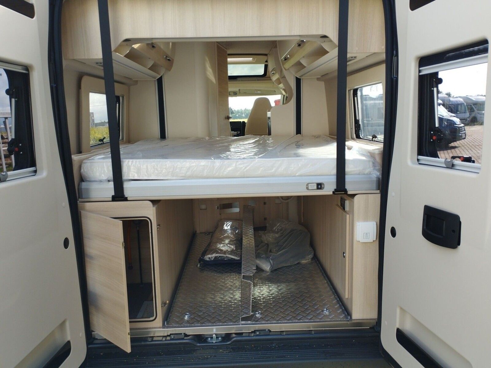 Fahrzeugabbildung Eura Mobil Van V 635 HB RFK, Captain-Chair-Sitze, Skyroof